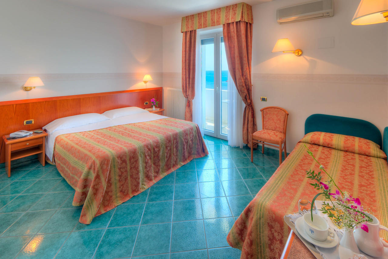 Hotel Il Caminetto Porto San Giorgio Ruang foto
