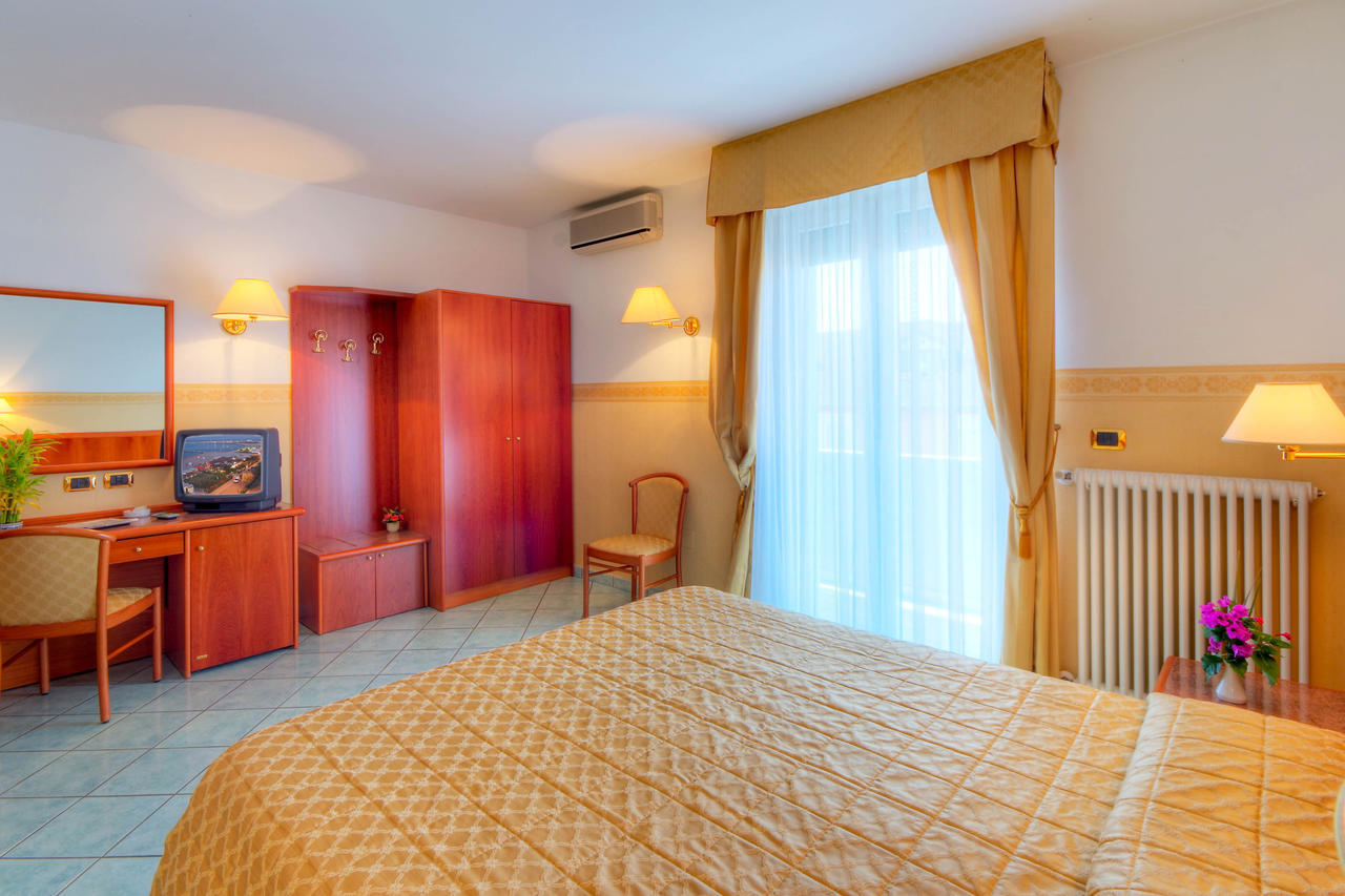 Hotel Il Caminetto Porto San Giorgio Bagian luar foto